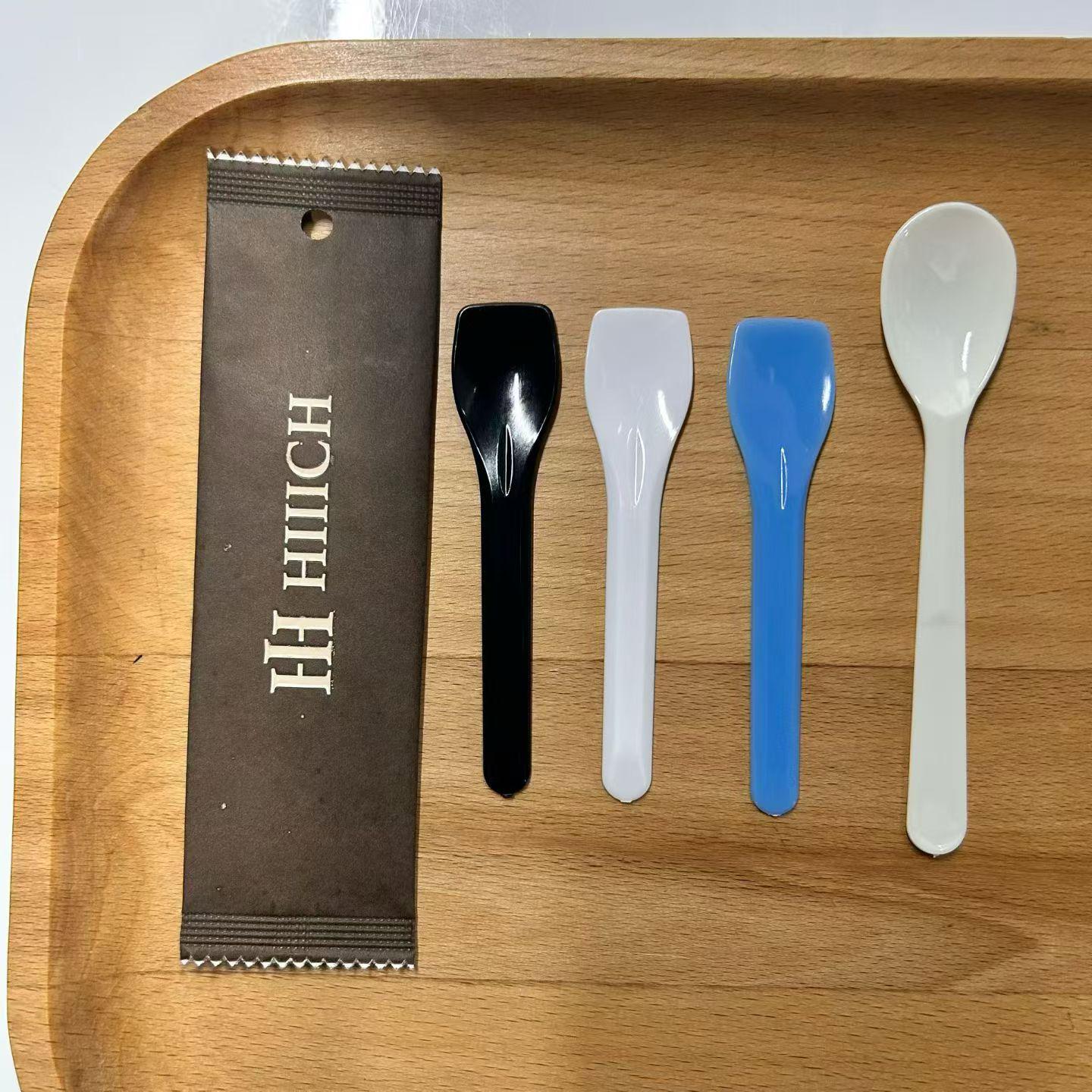 The flat bowl design makes these disposable dessert spoons perfect for digging hard ice cream balls and snow mochi. Minimalist look with classic solid colours, widely used in high-end dessert shops.